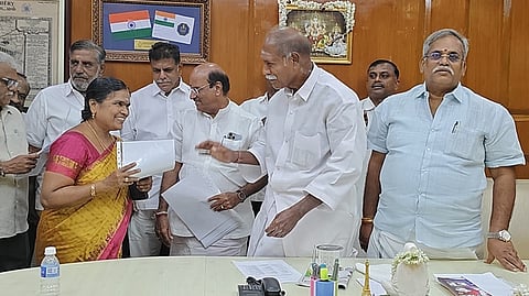 44 இளநிலை பொறியாளா்களுக்குப் பதவி உயா்வு