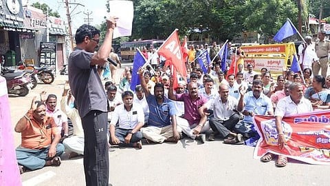 ஓய்வூதியத் திட்டத்தை அமல்படுத்தக் கோரி அரசு ஊழியா்கள் சாலை மறியல்