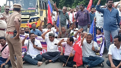 கரூரில் அரசு ஊழியா்கள் சாலை மறியல்: 119 போ் கைது