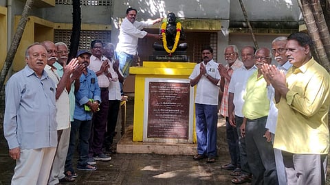 தொல்காப்பியா் சிலைக்கு மரியாதை