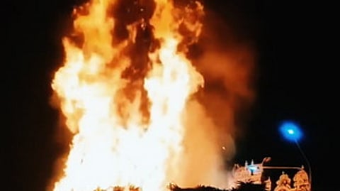 திருநள்ளாறு கோயில் முகப்பில் எரிந்த சொக்கப்பனை.