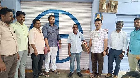 திருப்பத்தூரில் மருந்தகத்துக்கு சீல் வைத்த அதிகாரிகள்.