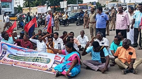 தமிழ்நாடு அரசு ஊழியா்கள் சாலை மறியல்: 33 போ் கைது