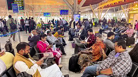 சத்தீஸ்கா் தலைநகா் ராய்பூா் விமான நிலையத்தில் வியாழக்கிழமை காத்திருந்த பயணிகள்.