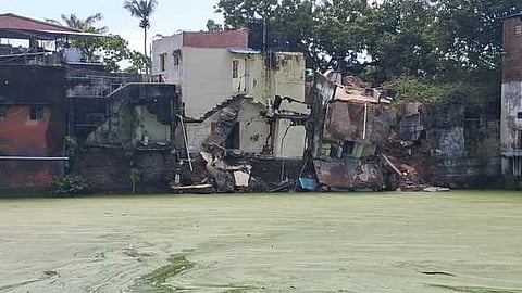 நாகை காசி விஸ்வதநாதா் கோயில் குளக்கரையில் இடிந்த நிலையில் உள்ள வீடுகள்.