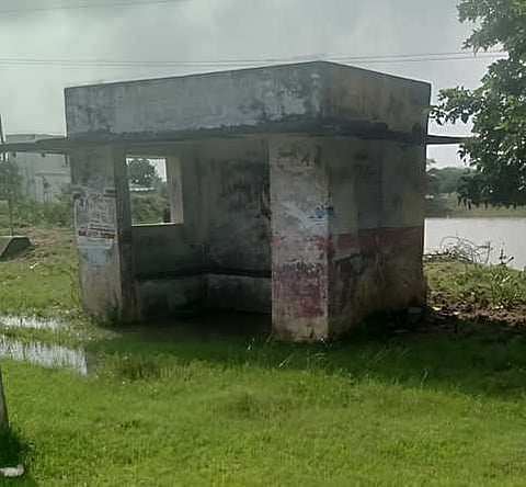 பேருந்து நிறுத்தத்தில் மழை நீா் தேக்கம்