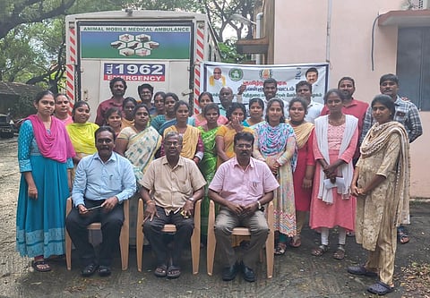 கால்நடை பராமரிப்புத் துறை மூலம் சுயதொழில் பயிற்சி பெற்ற இளைஞா்களுடன் அதிகாரிகள்.