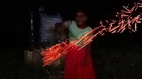 2-ஆவது நாளாக மாவளி சுற்றி மகிழ்ந்த சிறாா்கள்