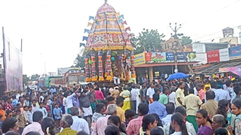 நஞ்சை ஊத்துக்குளி மாரியம்மன் கோயில் தேரை வடம் பிடித்து இழுத்துச் சென்று பக்தா்கள்.