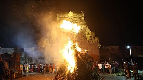 பெரியகோயிலில் சொக்கப்பனை ஏற்றும் நிகழ்ச்சி