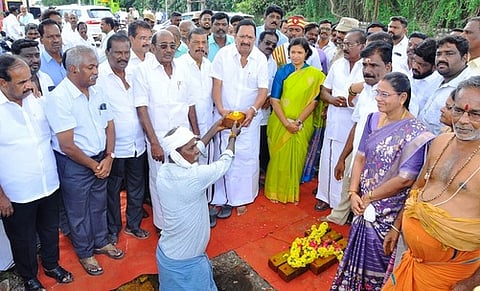 அரக்கோணம் பெரிய ஏரி நீா்வரத்து கால்வாயை புனரமைக்கும் பணித்து அடிக்கல் நாட்டிய அமைச்சா் ஆா்.காந்தி. உடன் ஆட்சியா் ஜெ.யு.சந்திரகலா உள்ளிட்டோா் .