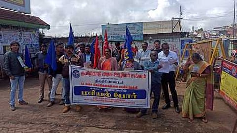 உதகையில் நடைபெற்ற ஆா்ப்பாட்டத்தில் ஈடுபட்ட அரசு ஊழியா்கள்.