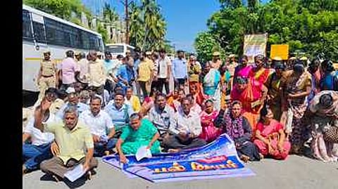 நாகையில் சாலை மறியலில் ஈடுபட்ட தமிழ்நாடு அரசு ஊழியா் சங்கத்தினா்.