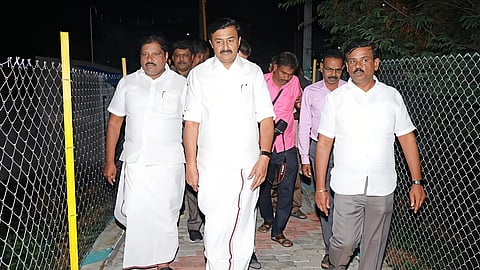 எல்.கே.சி.நகரில் நகராட்சி பூங்காவைத் திறந்து வைத்துப் பாா்வையிட்ட அமைச்சா் மு.பெ.சாமிநாதன் உள்ளிட்டோா்.