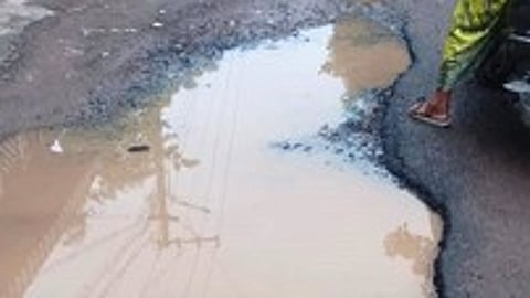 சிதம்பரத்தில் சேதமடைந்த சாலைகளை சீரமைக்க மாதா் சங்கம் கோரிக்கை