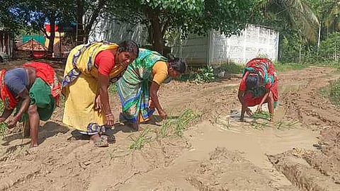 சாலையை செப்பனிடக் கோரி நூதனப் போராட்டம்