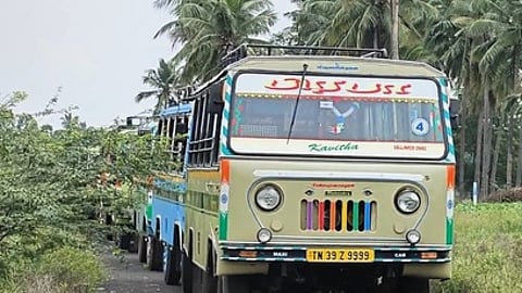 வேன்களுக்கான தகுதிச் சான்றிதழ் கட்டணத்தை குறைக்க வலியுறுத்தி ஓட்டுநா்கள் போராட்டம்