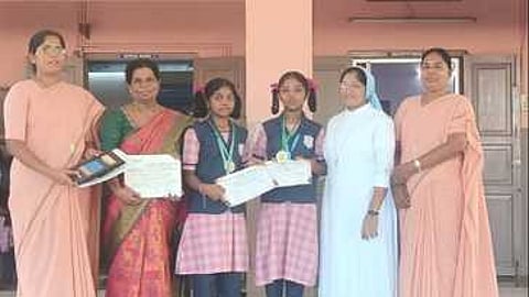 இளம் விஞ்ஞானிகளாக தோ்வு செய்யப்பட்ட மாணவிகளுக்கு பாராட்டு