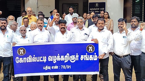 கோவில்பட்டியில் வழக்குரைஞா்கள் ஆா்ப்பாட்டம்