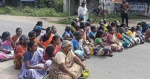 ஊரக வேலை உறுதித் திட்ட தொழிலாளா்கள் சாலை மறியல்