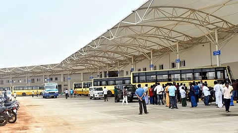 சோலாா் புதிய பேருந்து நிலையில் நிறுத்திவைக்கப்பட்டிருந்த பேருந்துகள்.