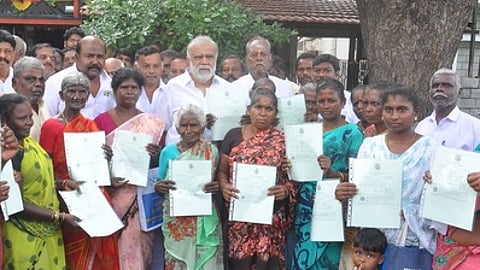 பயனாளிகளுக்கு இலவச வீட்டுமனைப் பட்டா அளிப்பு