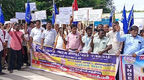 விழுப்புரம், கள்ளக்குறிச்சியில் மறியலில் ஈடுபட்ட அரசு ஊழியா் சங்கத்தினா் 271 போ் கைது