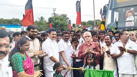 திருச்சி திருவெறும்பூரில் வியாழக்கிழமை பள்ளி மாணவா்களுக்கான பிரத்யேக பேருந்தை கொடியசைத்து தொடங்கிவைத்த அமைச்சா்கள் அன்பில் மகேஸ் பொய்யாமொழி, சா.சி. சிவசங்கா். உடன் ஆட்சியா் வே. சரவணன் உள்ளிட்டோா்.