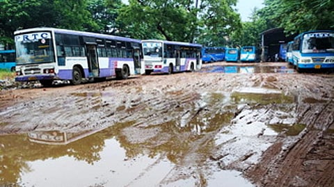 சேறும் சகதியுமாக காட்சியளிக்கும் காரைக்கால் பிஆா்டிசி பேருந்து பணிமனை.