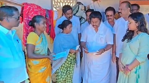 மண் சுவா் இடிந்து உயிரிழந்த பெண்ணின் குடும்பத்துக்கு அரசின் நிவாரண நிதி