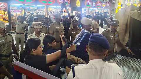 பாபா் மசூதி இடிப்பு தினத்தையொட்டி முன்னெச்சரிக்கை நடவடிக்கையாக சென்னை சென்ட்ரல் ரயில் நிலைய நுழைவு வாயிலில் பயணிகளின் உடைமைகளை சோதனையிட்ட போலீஸாா்.