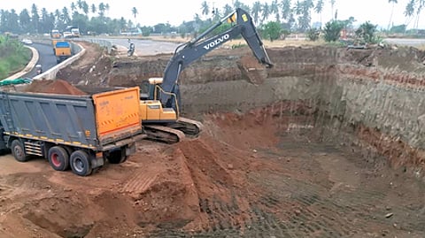 பரமத்தி வேலூா் காவிா் பாலம் அருகே நடைபெற்று வரும் சாலை விரிவாக்க பணிகள்