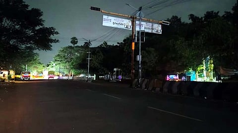 தருமபுரி இலக்கியம்பட்டி -ஒட்டப்பட்டி பகுதியில் மின்விளக்குகள் எரியாததால் இருண்டு காணப்படும் சாலை.