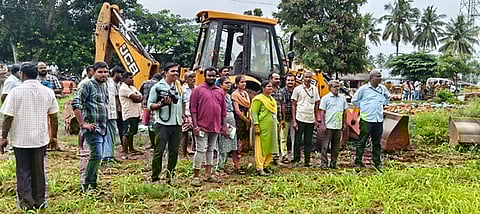 ஆக்கிரமிப்பு குடியிருப்புகளை அகற்றும் இந்துசமய அறநிலையத் துறையினா்.