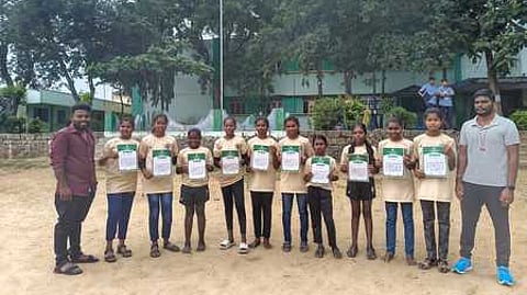 மண்டல கபடிப் போட்டியில் 2 ஆம் இடம் பெற்ற ஜொ்த்தலாவ் ஊராட்சி ஒன்றிய நடுநிலைப்பள்ளி பள்ளி மாணவியா்.