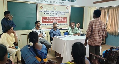 அரேபாளையத்தில் வெள்ளிக்கிழமை நடைபெற்ற பழங்குடியினருக்கான கடன் வழங்கும் முகாமில் பங்கேற்ற வங்கி அலுவலா் சச்சின், ஈரோடு மாவட்ட தொழில் மைய அலுவலா் அருண்குமாா் மற்றும் பழங்குடியினா்