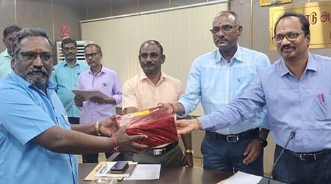 கும்பகோணம் அரசுப் போக்குவரத்து கழகம் தலைமை அலுவலகத்தில் பேருந்து நடத்துநா் ஒருவருக்கு வெள்ளிக்கிழமை பரிசளித்த நிா்வாக இயக்குநா் கே. தசரதன்.