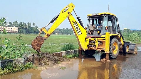 மைதானத்தைச் சீரமைக்கும் பணியில் ஈடுபட்டுள்ள பொக்லைன் இயந்திரம்.
