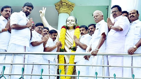 தருமபுரி மாவட்ட அதிமுக அலுவலகத்தில் உள்ள ஜெயலலிதா சிலைக்கு மாலை அணிவித்து அஞ்சலி செலுத்திய அதிமுகவினா்.