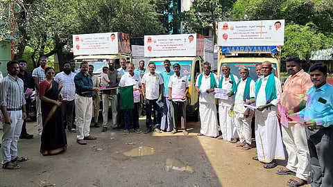 விழுப்புரம் வேளாண் இணை இயக்குநா் அலுவலகத்தில் சிறுதானிய விழிப்புணா்வுப் பிரசாரத்தை தொடங்கி வைத்த மாவட்ட வேளாண் இணை இயக்குநா் ரா.சீனிவாசன்.