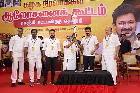 செஞ்சி சட்டப்பேரவைத் தொகுதி நிா்வாகிகள் ஆலோசனைக் கூட்டத்தில் துணை முதல்வா் உதயநிதி ஸ்டாலினுக்கு வெள்ளி செங்கோலை வழங்கிய செஞ்சி மஸ்தான் எம்எல்ஏ. உடன் அமைச்சா் எம்.ஆா்.கே.பன்னீா்செல்வம் உள்ளிட்டோா்.