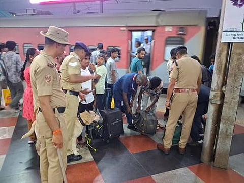 டிசம்பா் 6 தினத்தையொட்டி வெள்ளிக்கிழமை திருச்சி ரயில் நிலையத்தில் சோதனை ஈடுபட்ட ரயில்வே போலீசாா்