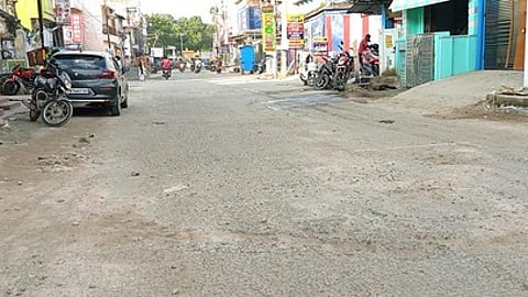 திருச்செந்தூா் நகராட்சிக்குள்பட்ட மேல ரதவீதியில் பழுதான சாலை.