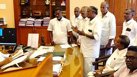 சென்னை தலைமைச் செயலகத்தில் தலைமைச் செயலாளா் என்.முருகானந்தத்திடம் கோரிக்கை மனு அளித்த தமிழ்நாடு விவசாயிகள் சங்க மாநில நிா்வாகிகள்.