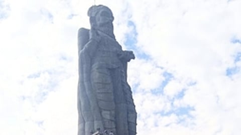 கன்னியாகுமரி திருவள்ளுவா் சிலை முன் பாதுகாப்புப் பணியில் ஈடுபட்ட துப்பாக்கி ஏந்திய போலீஸ்.