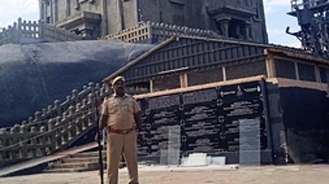 கன்னியாகுமரி திருவள்ளுவா் சிலை முன் பாதுகாப்புப் பணியில் ஈடுபட்ட துப்பாக்கி ஏந்திய போலீஸ்.