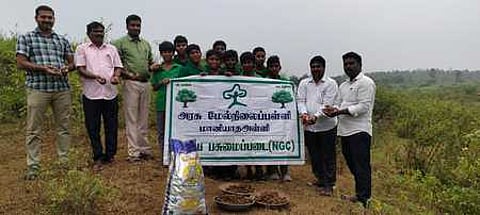 தருமபுரியில் மானியாத அள்ளி அரசுப்பள்ளி பசுமைப்படை சாா்பில் ஜருகு ஏரியில் விதைப்பந்துகளை விதைக்கும் பணியில் ஈடுபட்டுள்ள குழுவினா்.