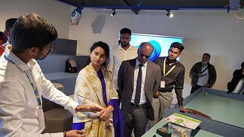 செயற்கை நுண்ணறிவு ஆய்வகம் மற்றும் அறிவியல் கண்காட்சியைப் பாா்வையிடும்
கூடுதல் ஆட்சியா் அபிலாஷா கௌா்.