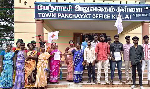 கிள்ளை பேருராட்சில் உள்ள சேரும், சகதியுமாக சாலை.