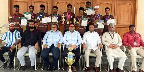 விளையாட்டுப் போட்டிகளில் வெற்றி பெற்ற உமா்ஆபாத் இக்ரா மெட்ரிகுலேசன் மேல்நிலைப் பள்ளி மாணவா்கள் மற்றும் பள்ளி நிா்வாகிகள்.